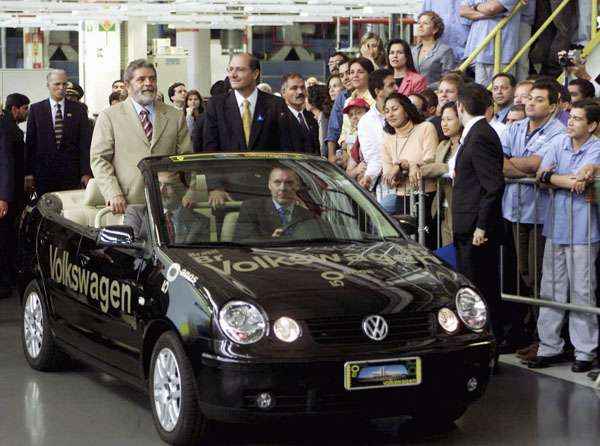 O então presidente Lula passeia em carro da Volkswagen nesta foto de 2003: documentos eram espionados a pedido de agentes da Ditadura Militar