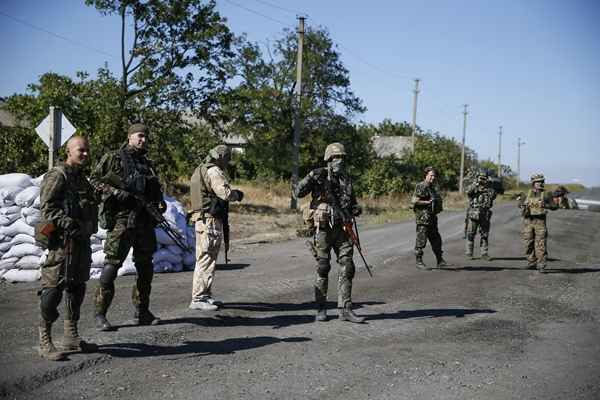 Soldados ucranianos em um posto de controle na cidade costeira do sul de Mariupol