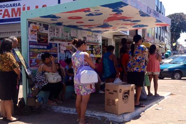 Parada no Paranoá: lotada em pleno sábado por falta de transporte