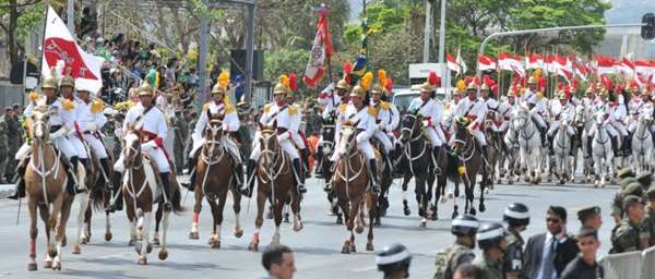 A programação dura cerca de duas horas e acontece ao longo da Via N1 do Eixo Monumental, seguindo até a altura do Palácio da Justiça