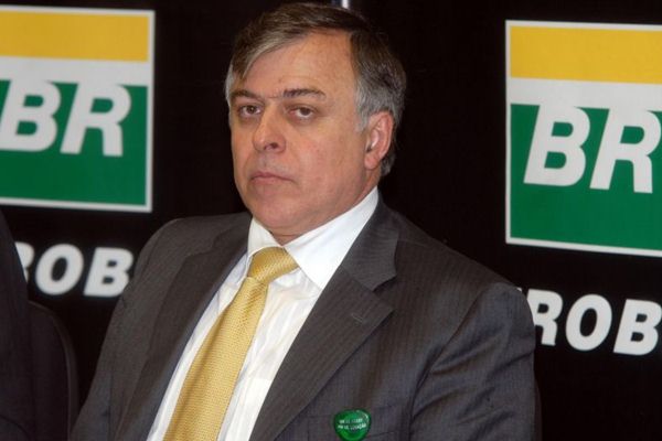 Enquanto oposição pressiona por nova convocação do ex-diretor da Petrobras às CPIs, Planalto tenta blindar Dilma