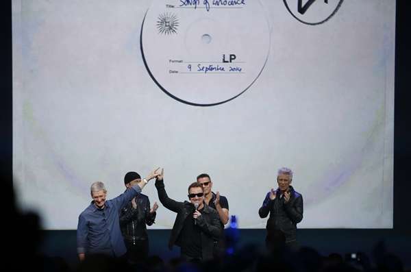 O presente aos usuários do iTunes e fãs da banda U2 foi anunciado nesta terça-feira (9/9), na festa de lançamento de dois produtos da Apple