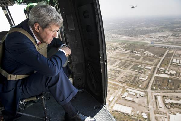 John Kerry sobrevoa Bagdá de helicóptero, em viagem ao Oriente Médio