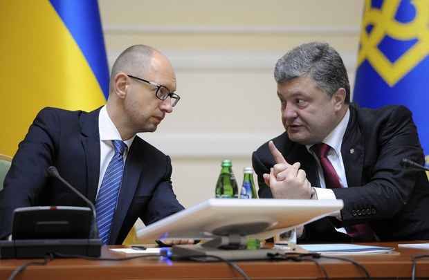 O primeiro-ministro Arseny Yatseniuk ao lado do presidente ucraniano Petro Poroshenko