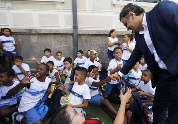 Aécio cumprimenta estudantes de escolas públicas do Rio antes de sabatina em um jornal carioca