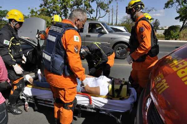 Um dos acidentes aconteceu na entrada do Parque da Cidade, onde o Corpo de Bombeiros militar prestou os primeiros-socorros