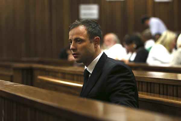 Oscar Pistorius aguarda no banco dos réus a sentença da Juiz Thokozile Masipa, em tribunal de Pretória