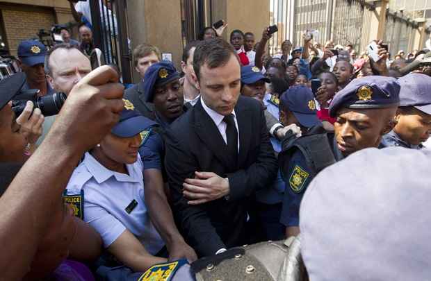 Oscar Pistorius deixa o Tribunal Superior do Norte Gauteng após anúncio da sentença