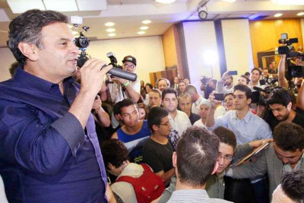 Candidato à Presidência pela Coligação Muda Brasil, Aécio Neves, participa de bate papo com a juventude, Papo Reto.