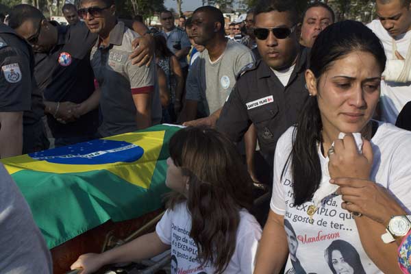 Ontem, parentes e amigos de Uanderson Silva pediram justiça durante o enterro do capitão