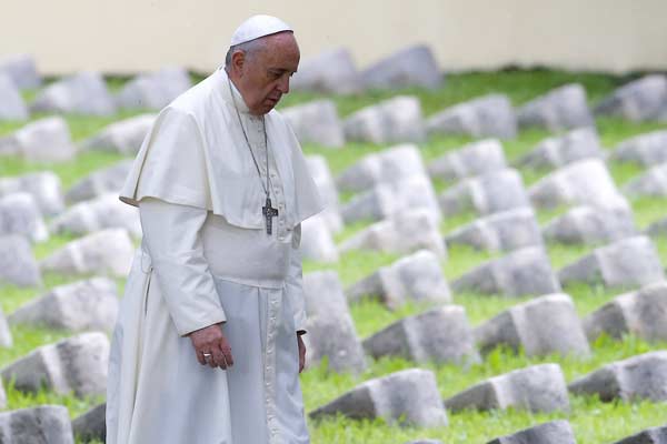 Papa no cemitério militar de Redipuglia, o maior da Itália