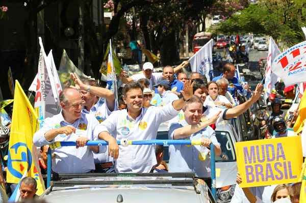 Candidato do PSDB à Presidência da República assinou pacto na Praça do Papa, diante de centenas de militantes. Em seguida, saiu em carreata até a Praça Sete