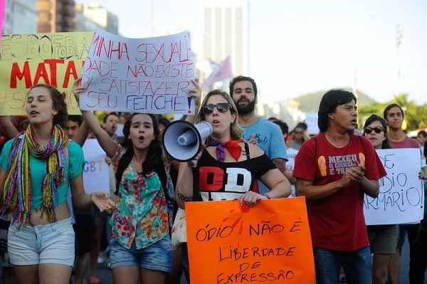 Protesto na Orla de Copacabana (RJ) foi motivado pelo assassinato do jovem  homossexual  João Antonio Donati, em Inhumas (GO)