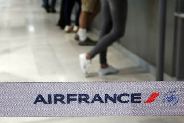 Passageiros esperam nos balcões de check-in no primeiro dia de greve da Air France, no aeroporto internacional de Nice