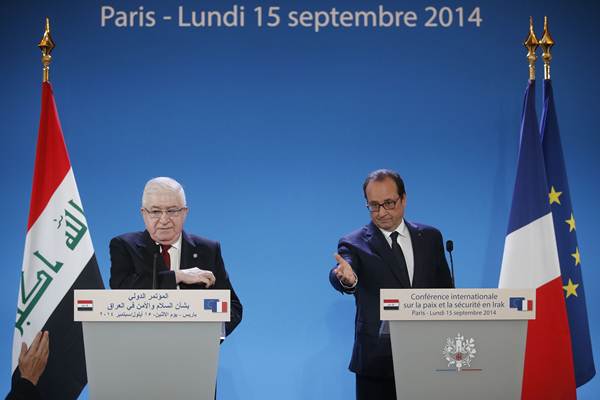 Os presidentes francês, François Hollande (D), e o iraquiano, Fuad Masum, participam da abertura de conferência com cerca de 30 países para discutir a forma de cooperar na luta contra os militantes do Estado Islâmico