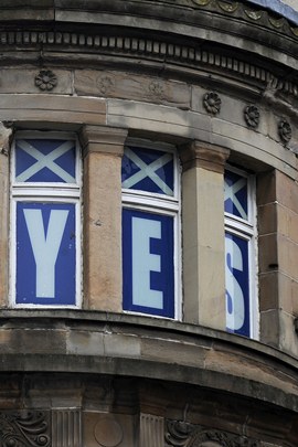 Apoiadores da independência se impõe em janelas de um edifício de Glasgow