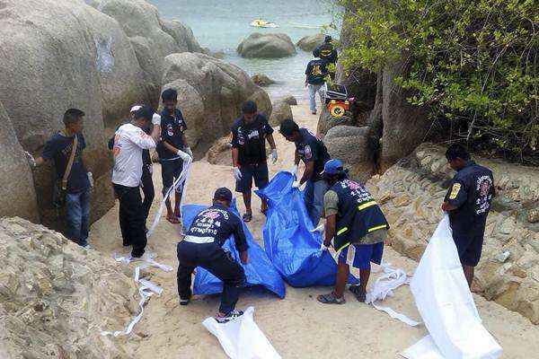 Equipes de resgate recolhem corpos de turistas estrangeiros encontrados mortos em uma praia na ilha de Koh Tao, na Tailândia