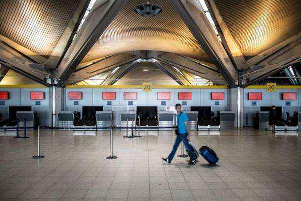 Um passageiro anda em uma sala de check-in no aeroporto de Lyon-Saint-Exupéry nessa segunda-feira (15/9)