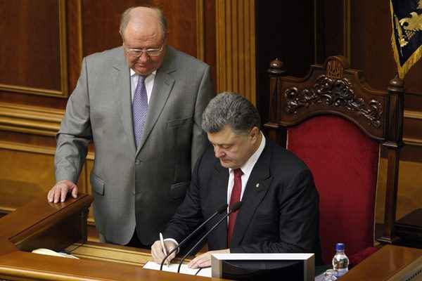 Presidente da Ucrânia Petro Poroshenko assina um acordo de parceria histórica com a União Europeia durante uma sessão do parlamento em Kiev