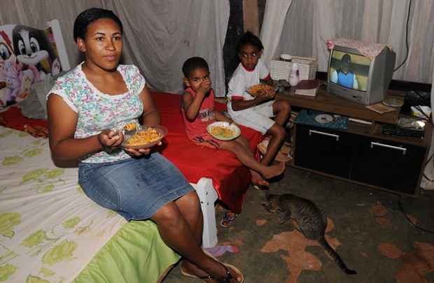 Maria do Socorro e os filhos Emily e Abner: salário só dá para comprar carnes, frutas e verduras por 10 dias