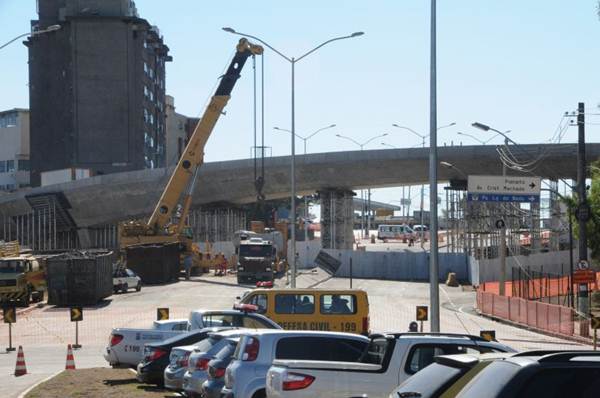 Alça Norte do Viaduto foi demolida no domingo. Entulhos estão sendo retirados