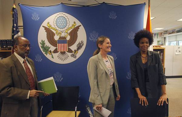 Dr. Fazle Khan, Dr. Lise Martel and Dr. Lina Elbadawi, reúnem-se em conferência na embaixada dos Estados Unidos, em Abidjan