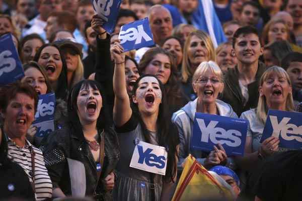 Ativistas a favor da independência da Escócia se reúnem em comício, em George Square, Glasgow