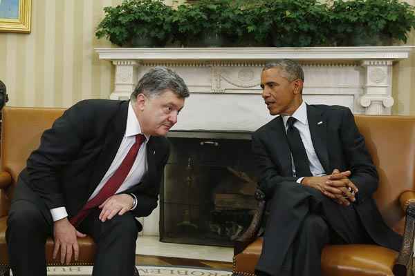 Barack Obama conversa com o presidente da Ucrânia, Petro Poroshenko (E), no Salão Oval da Casa Branca, em Washington