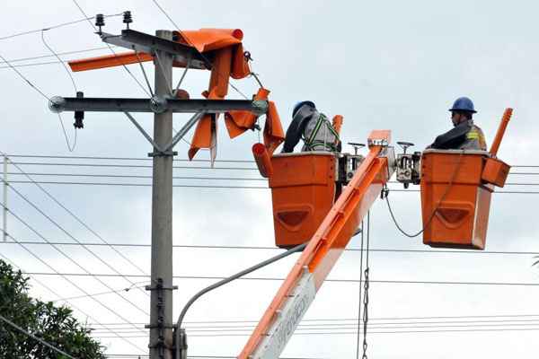 Operários reparam rede da CEB: com 9,4 mil clientes em atraso, empresa tem programa de renegociação de débitos