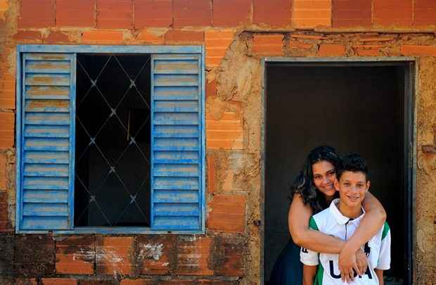 Kelly Cristina Pereira, 27, e o filho João Vítor, 14. Os dois entraram na Justiça para o reconhecimento de paternidade tardia