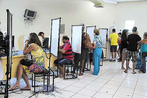 Recadastramento no posto do TRE: novo sistema alterou locais onde eleitores devem se apresentar