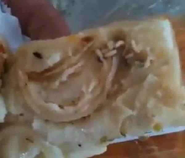 Vídeo mostra larvas em salgado de padaria em Uberaba; criança reclamou de ' bichinhos' ao comer, Triângulo Mineiro