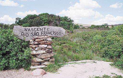 É a primeira vez na história que a nascente do São Francisco seca. O rio tem 2,7 mil quilômetros de extensão e percorre cinco estados