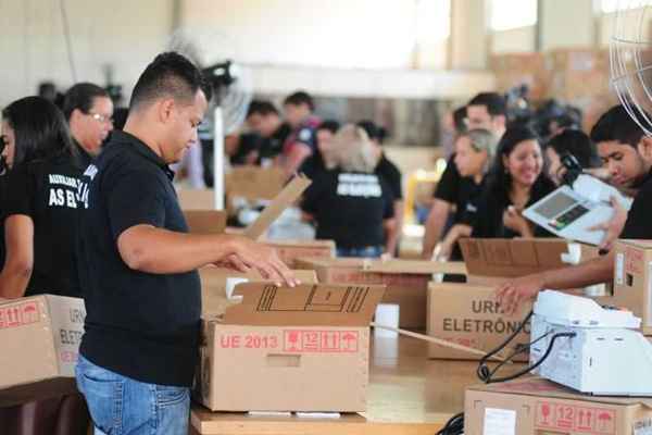 Participam do processo de carga e lacração, 115 técnicos de urna, além dos técnicos de informática e servidores dos cartórios envolvidos