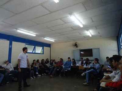 Alunos de direito da UnB debatem cidadania e sexualidade com estudantes de escola pública