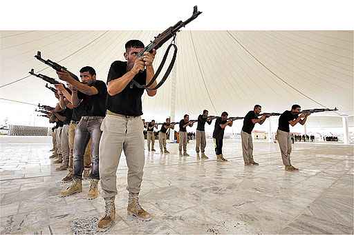 Cerca de 500 voluntários treinam em campo militar da cidade sagrada xiita de Karbala, no Iraque: reforço contra o Estado Islâmico