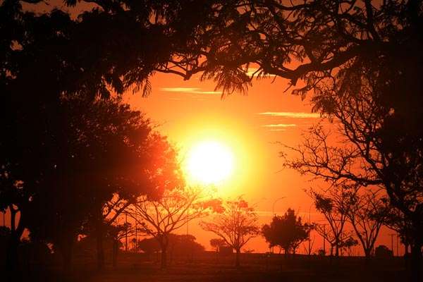 Sob sol forte, o tempo será quente e seco no DF