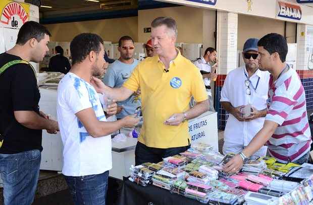 O candidato faz caminhada com panfletagem durante a manhã