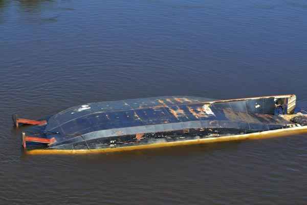 Casco de barco de turismo que naufragou no rio Paraguai, perto de Porto Murtinho, no Mato Grosso do Sul