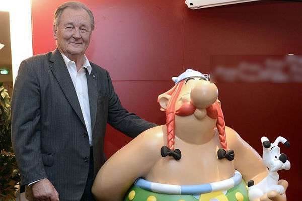 Albertu Uderzo ao lado do boneco Obelix