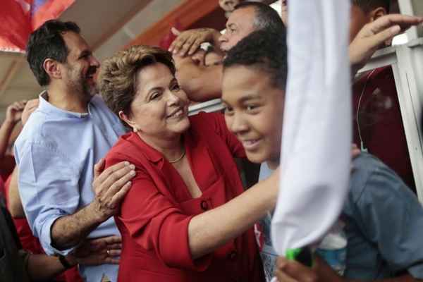 Dilma cumprimenta apoiadores durante comício