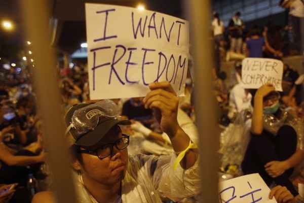 Manifestantes protestam em frente à sede do governo em Hong Kong