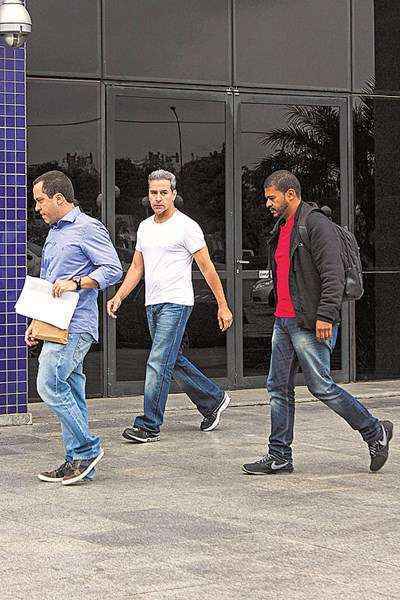 Luiz Estevão, entre agentes da Polícia Federal, em São Paulo. Amanhã, ele deverá ser transferido para um presídio na capital paulista