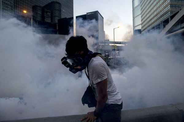 A polícia de Hong Kong fez uso de gás lacrimogêneo neste domingo para dispersar ativistas