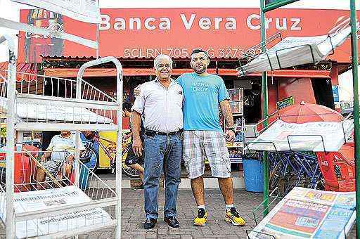 Wilmar Santos e o jornaleiro Washington Vicenti se tornaram amigos. O encontro entre eles é diário: 