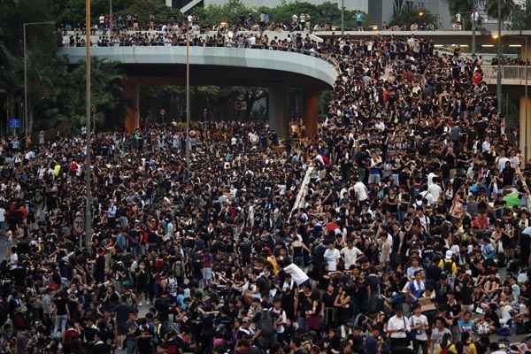 Manifestantes bloqueiam rua principal do distrito financeiro central, em frente à sede do governo em Hong Kong