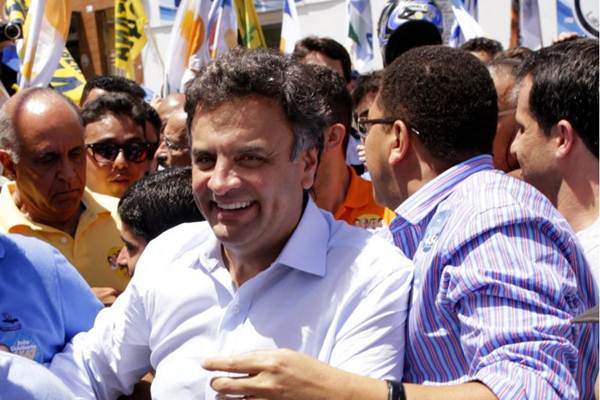 Aécio Neves em campanha nas ruas de Itabuna, na Bahia