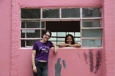 Wilma Dutra e Lima e Raquel Capucci, trabalham na Escola Vivendo e Apredendo, destaque no livro