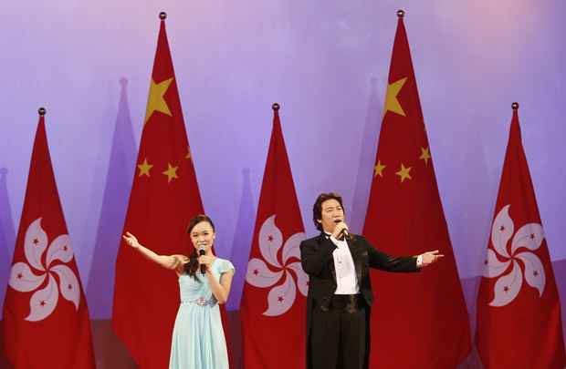 Cantores se apresentam em Hong Kong no 65 º aniversário do Dia Nacional da China