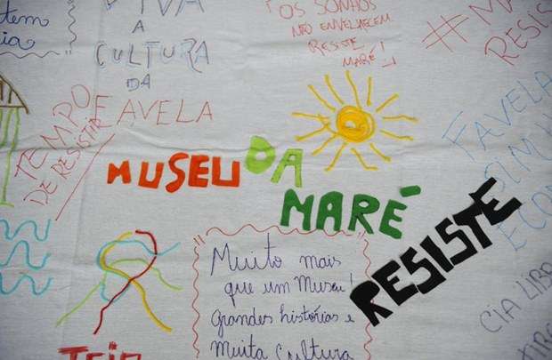 A comunidade organiza o movimento 'Museu da Maré Resiste!' com protestos, tuitaços, visitas e abaixo-assinados que mobilizam mais de 2 mil pessoas que tentam encontrar uma solução